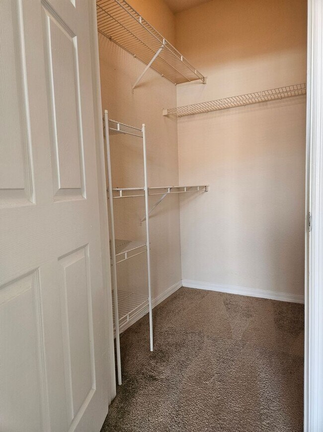 Building Photo - Beautiful First Floor, 1 Bedroom, 1 Bath, corner unit for rent in the Enclave of New Tampa