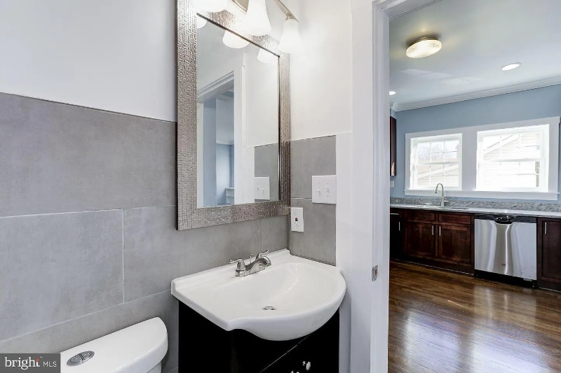 Building Photo - 811 Thayer Ave