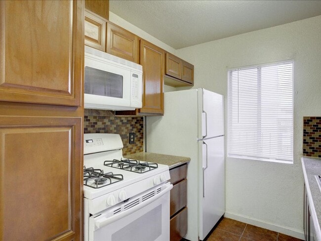 Building Photo - $400 OFF FIRST MONTH'S RENT!*