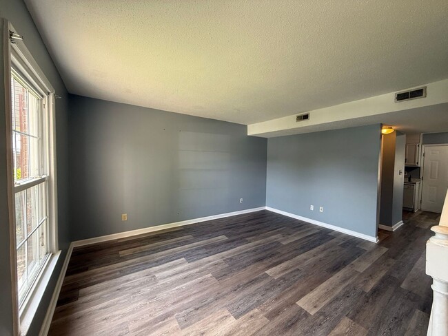 Building Photo - Nice 2 bedroom,  1.5 bath townhouse