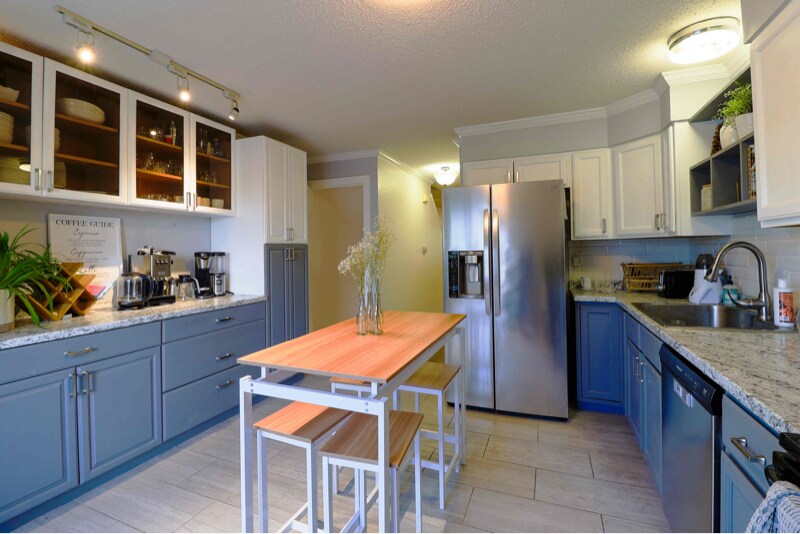 Building Photo - 2080 Oakcrest Cir