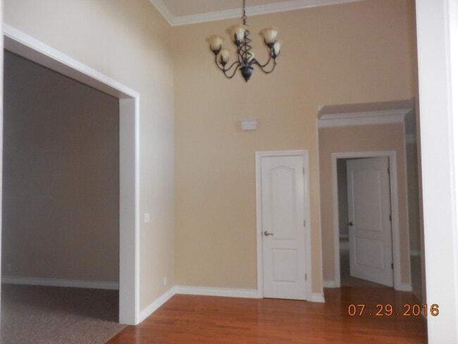Building Photo - Lage 3 Bedroom  2 1/2 Bath Pet Friendly Home For Rent