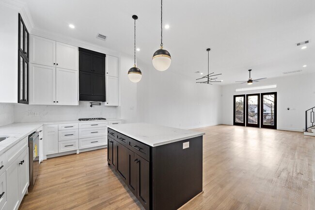 Building Photo - 1005 E 28th St