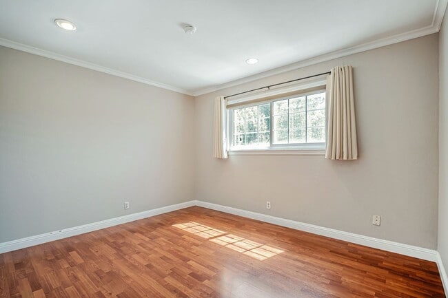 Building Photo - Charming 3BR/2BA Single Family Home for re...
