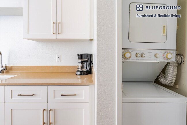 Building Photo - 1600 Villa St