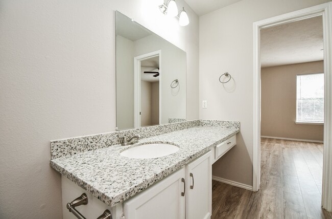 Building Photo - 11659 Evesborough Dr