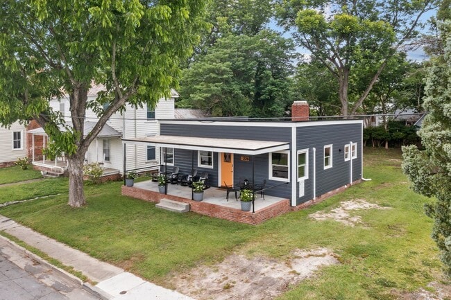 Building Photo - Modern Furnished Cottage Located Downtown!