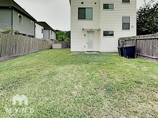 Building Photo - 9062 Laverne Cres