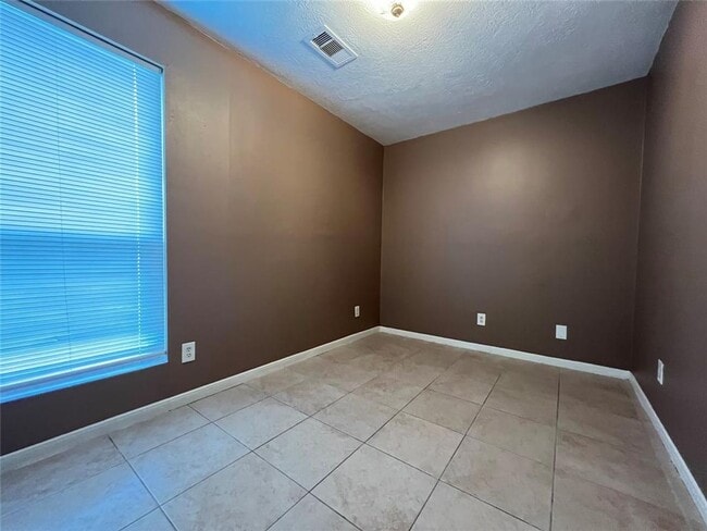 Building Photo - 3-Bedroom, 2-Bathroom Duplex in A Convenie...