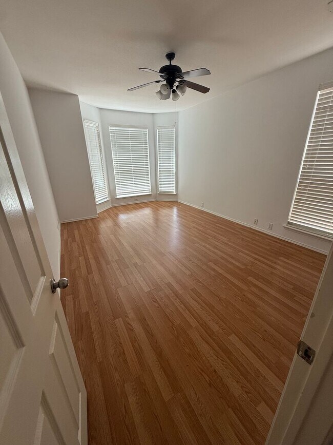 Building Photo - MOVE IN SPECIAL! $500.00 OFF 1ST FULL RENT!!Brick Home 4 bed 3.5 bath 2 car garage