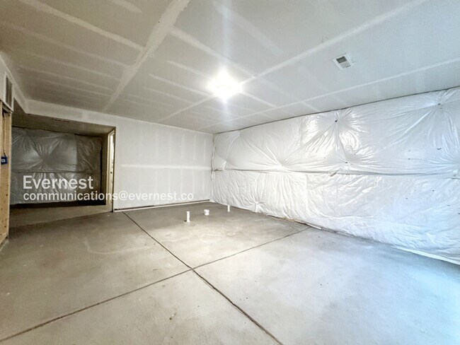Building Photo - 3831 N Himalaya Rd