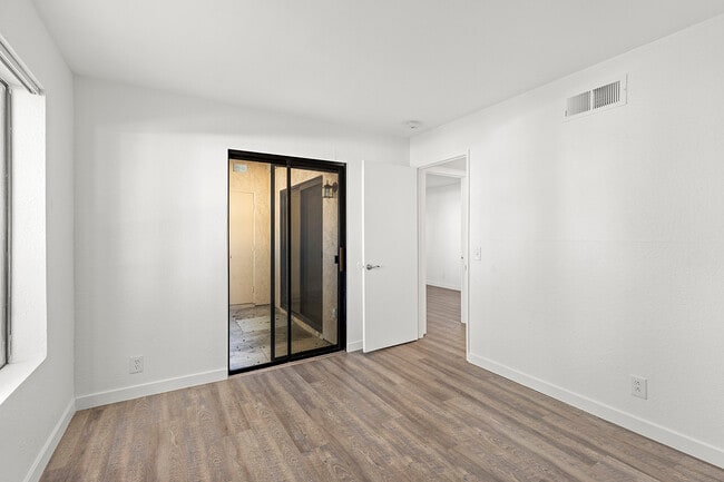 Building Photo - 433 Autumn Dr