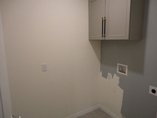Building Photo - 216 Hickory Crse Trl