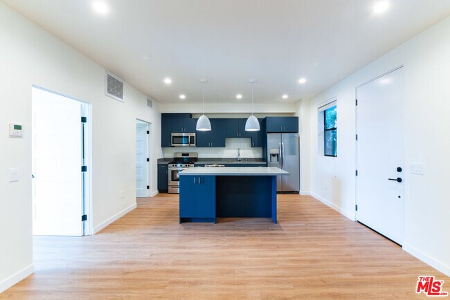 Building Photo - 747 Lillian Way