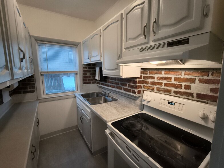 Building Photo - 823-825 Main Street