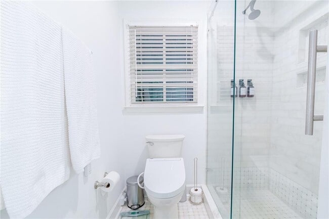 Building Photo - 4006 N Stratford Rd NE