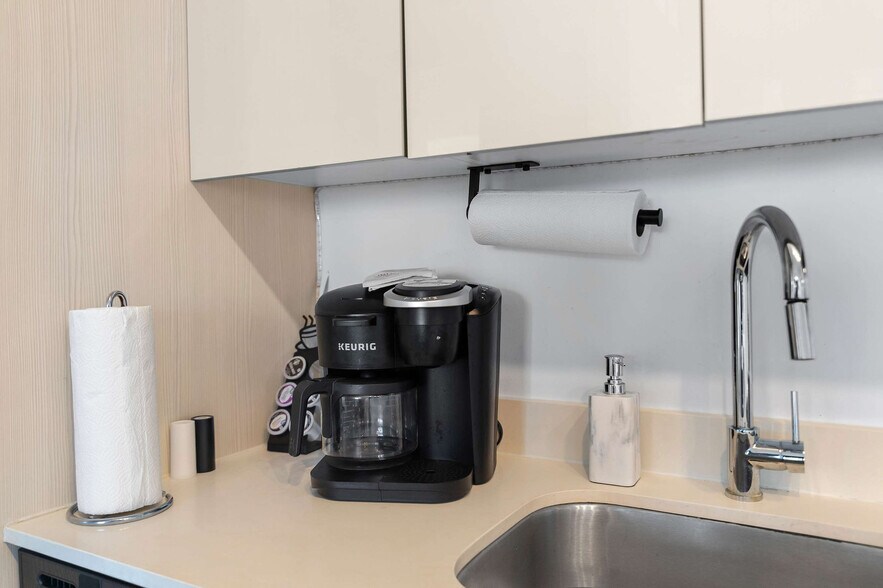 Building Photo - 2602 E Hallandale Beach Blvd