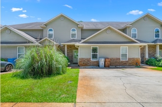 Building Photo - 4 Bed Navarre Townhome in Pool Community