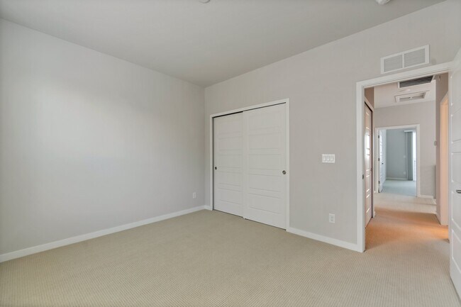 Building Photo - 549 Canary Ln