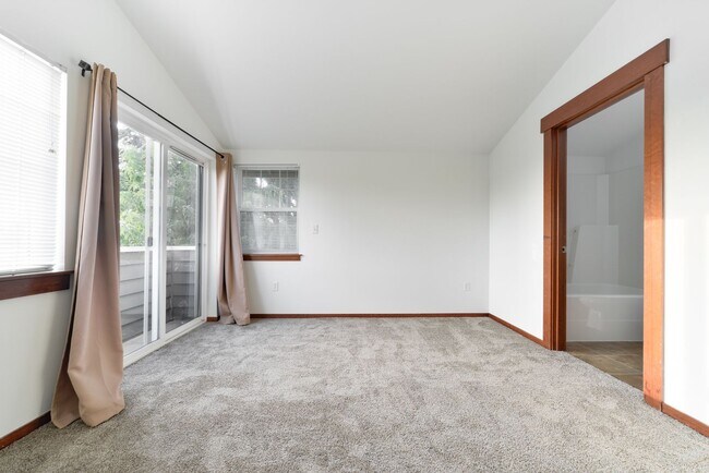 Building Photo - Nice 3 beds / 3.5 baths Townhouse in Green...