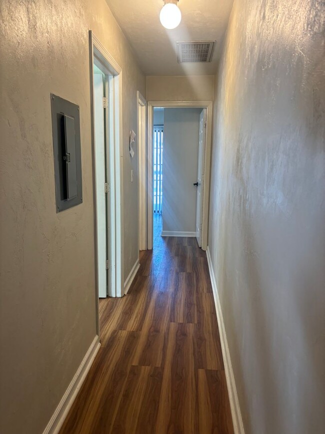 Building Photo - Spacious, Updated 3x2 Townhome Near FSU & TCC