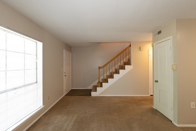 Building Photo - 2 bed 1.5 bath townhome located in the Mil...