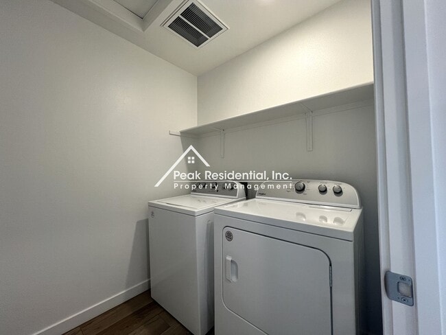 Building Photo - Newer Sacramento 4bd/2.5ba Home!