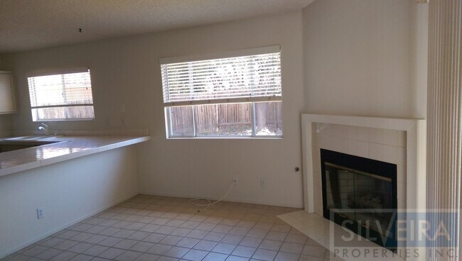 Building Photo - Captivating 3 bed 2 bath home in South Santa Maria.