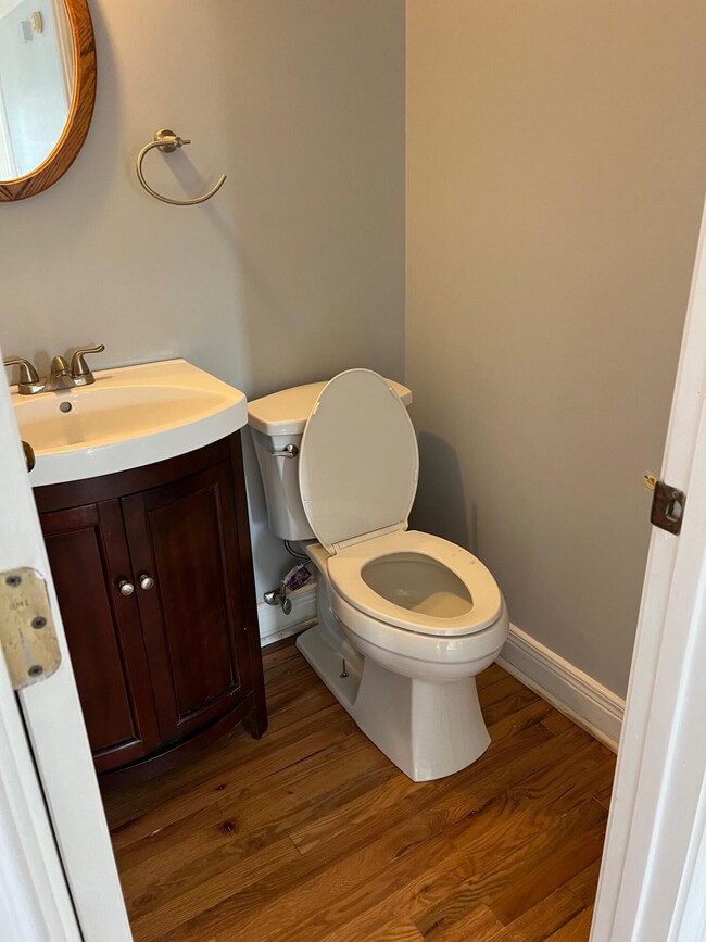 Building Photo - 929 Woodglen Ct