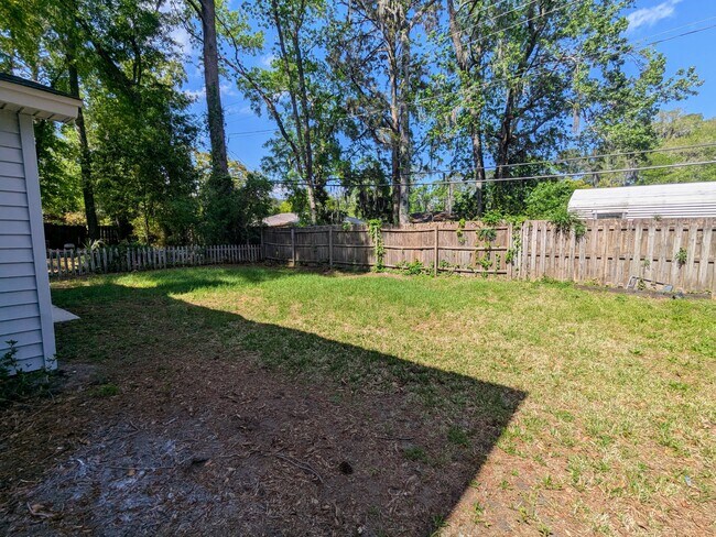 Building Photo - 104 Kings Ct