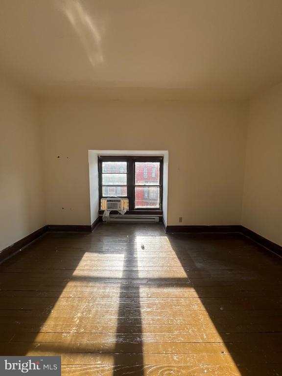 Building Photo - 347 E King St