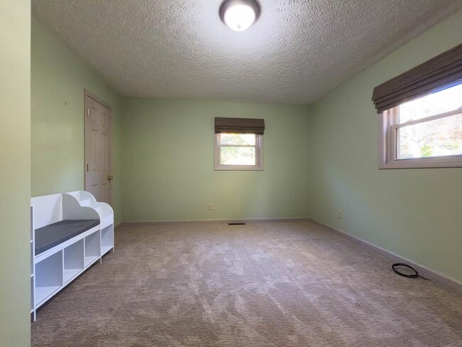 Building Photo - 450 Rhododendron Ln