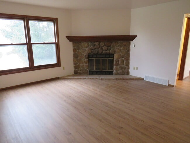 Building Photo - 399 Willow Grove Dr