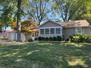 Building Photo - Spacious Ranch in Peoria Heights!