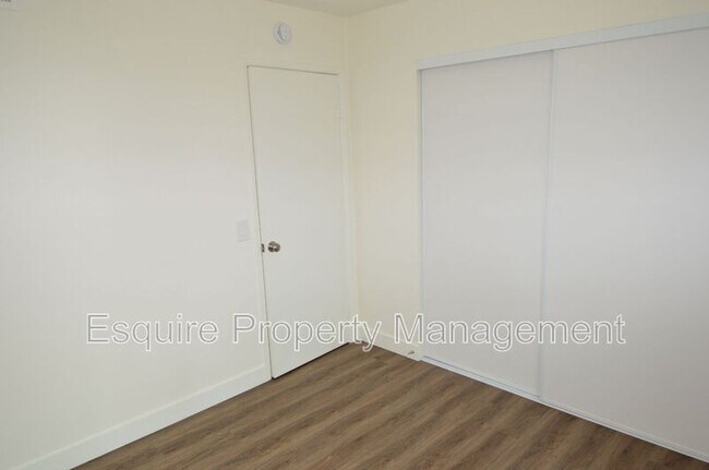 Building Photo - 5190 Laurel Park Dr