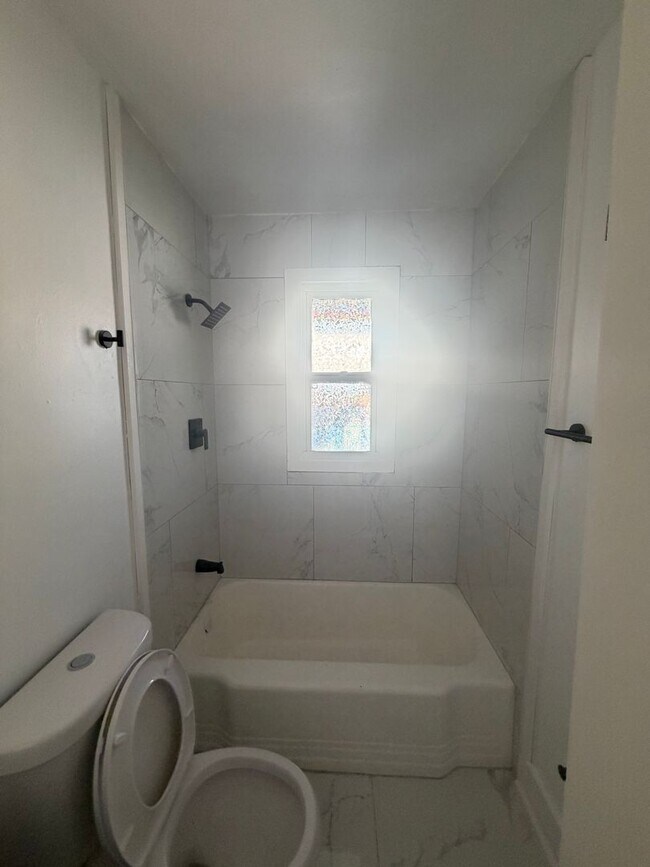 Building Photo - 890 Charles Pl