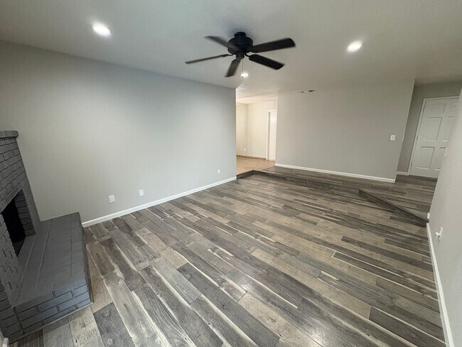 Building Photo - SW Visalia Home with Pool Available Now!