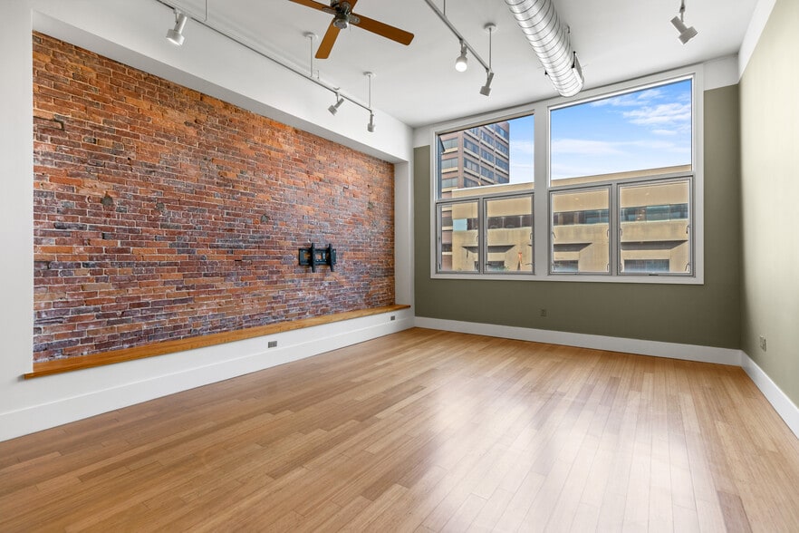Tv mount included - 15 Brown St