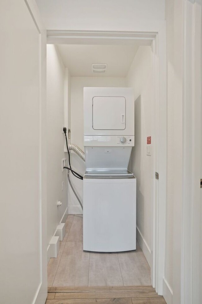 Building Photo - Sunnyside 12 Apartments Available! 1 bed, ...