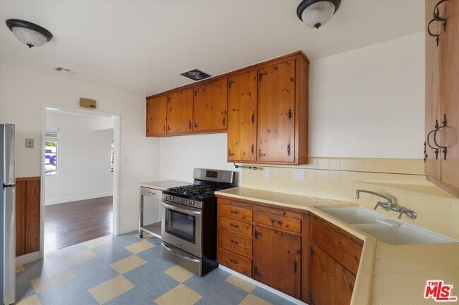 Building Photo - 821 Laveta Terrace