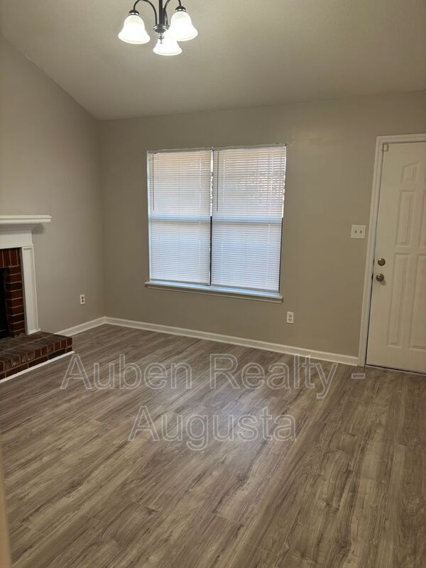 Building Photo - 2930 Dahlia Dr