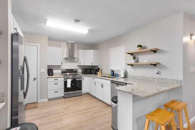 Building Photo - 4070 Arbutus Dr