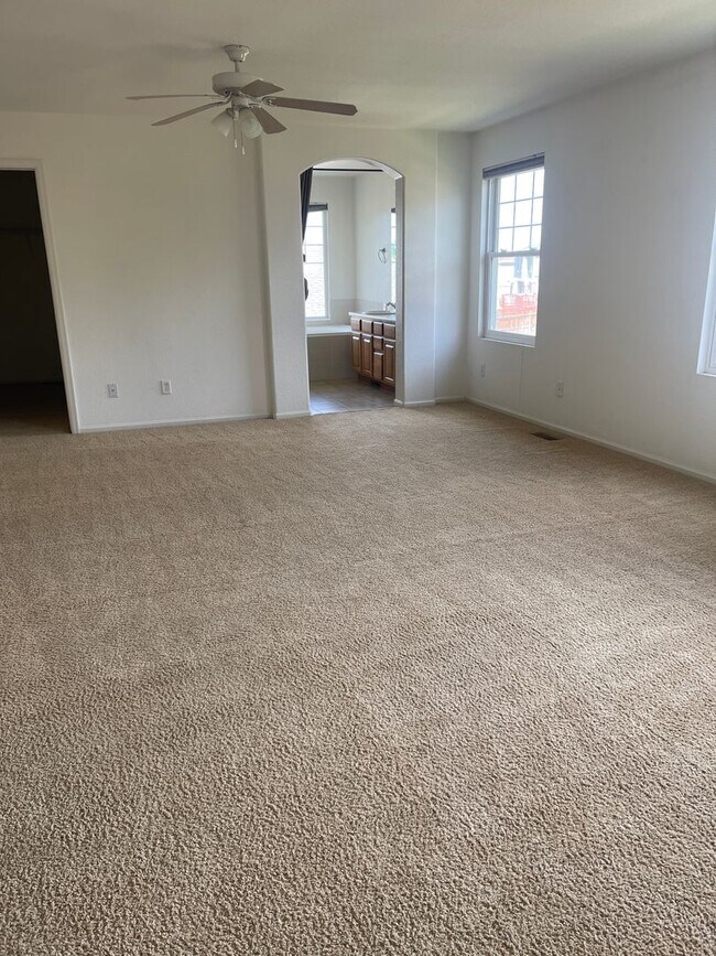 Building Photo - 3 bedroom, 2 bathroom single family house ...