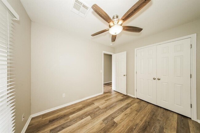 Building Photo - 2516 Queenston Ave