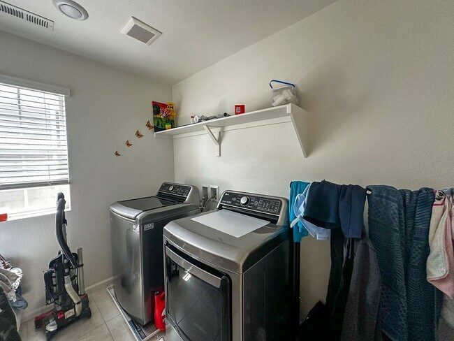 Building Photo - NEARLY NEW 3-bed Paired Home in Senderos Creek community!