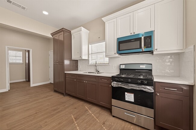 Building Photo - 7927 Brays St