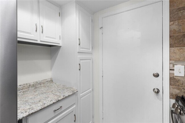 Building Photo - 6851 Roswell Rd