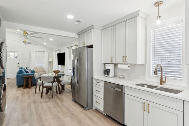 Building Photo - Charming Lowcountry Home for Rent on Edisto Island