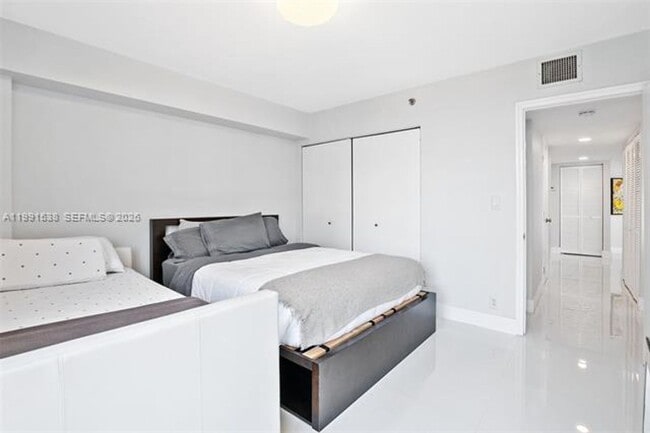 Building Photo - 3600 Mystic Pointe Dr