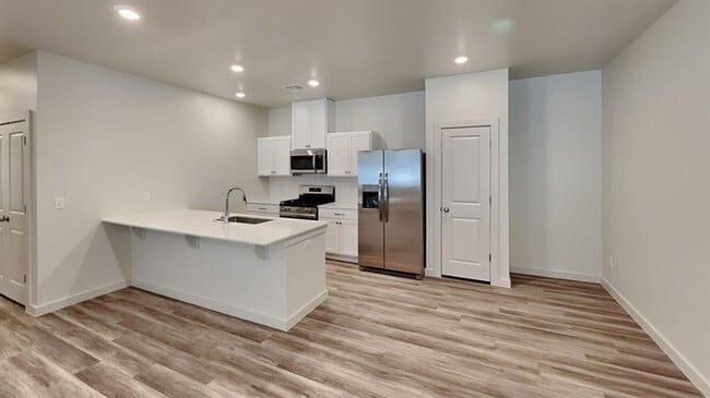 Building Photo - Luxury 3 Bedroom 2 Bathroom Duplex in Beth...